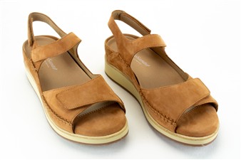 CAMEL SANDAL SIERSTIKSEL NUBUK