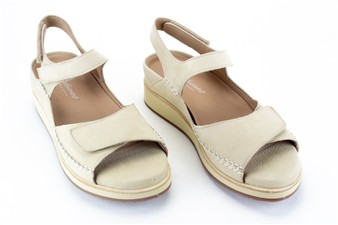 BEIGE SANDAL SIERSTIKSEL NUBUK