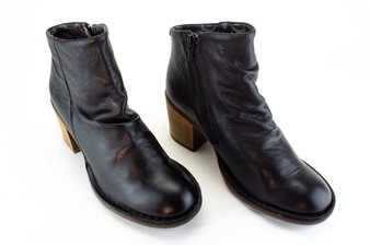 ZWART FRONSBOTJE HAK